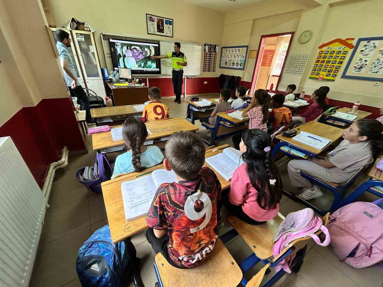 AFYONKARAHİSAR’IN 5 İLÇESİNDE VATANDAŞLARA VE ÖĞRENCİLERE JANDARMA EKİPLERİ TARAFINDAN TRAFİK...