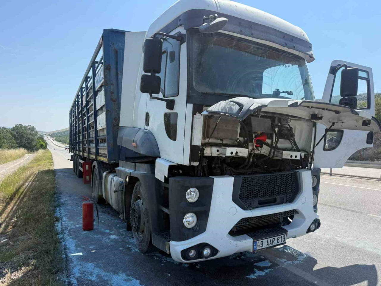 AFYONKARAHİSAR’IN BAYAT İLÇESİNDE, SEYİR HALİNDEKİ TÜP YÜKLÜ TIRIN MOTOR KISMINDA ÇIKAN YANGIN...