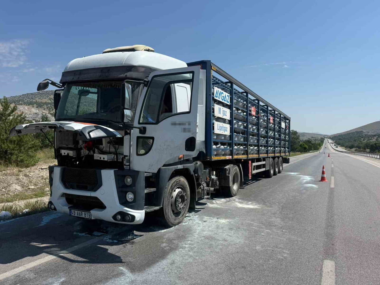 AFYONKARAHİSAR’IN BAYAT İLÇESİNDE, SEYİR HALİNDEKİ TÜP YÜKLÜ TIRIN MOTOR KISMINDA ÇIKAN YANGIN...