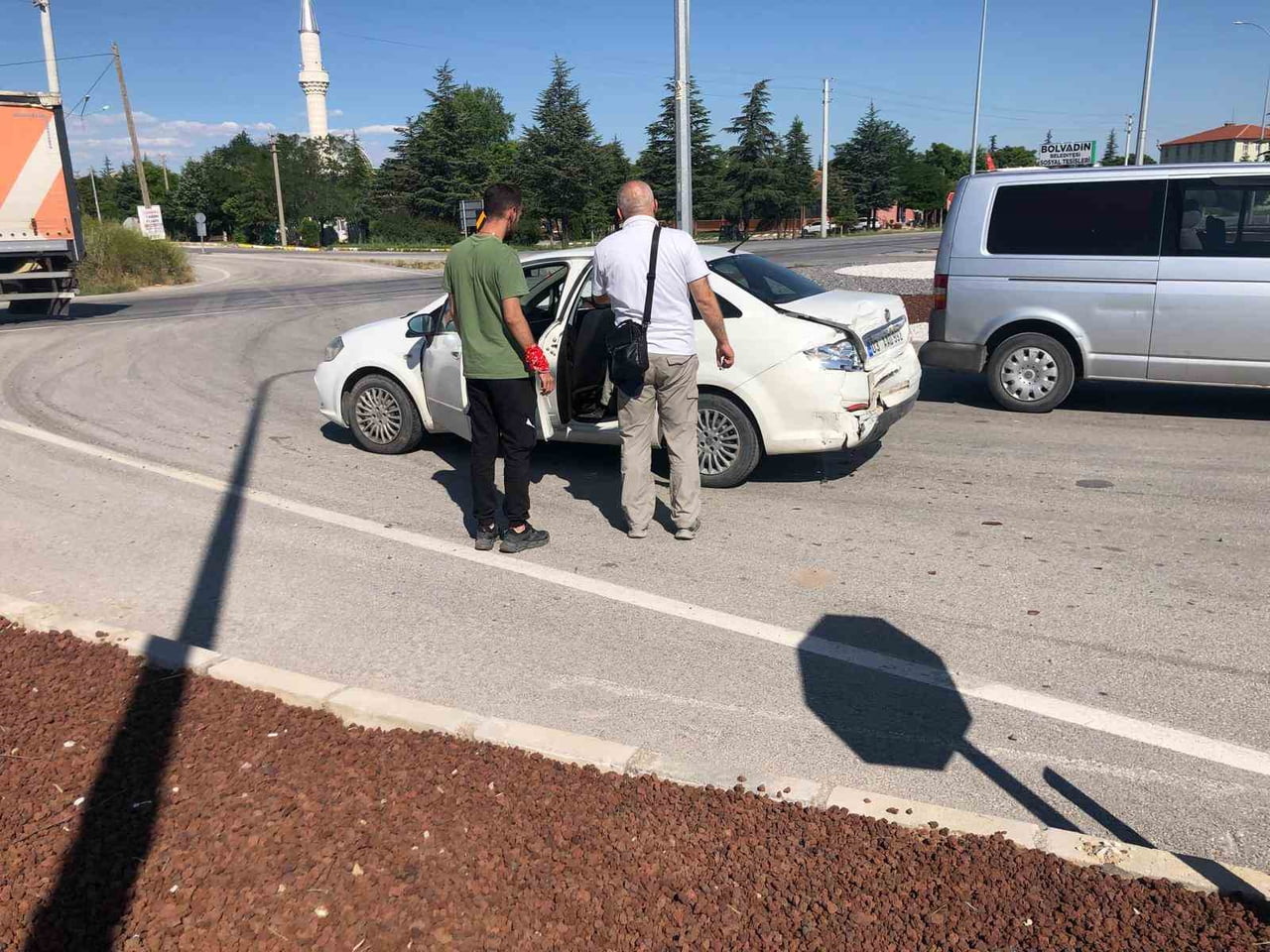 AFYONKARAHİSAR’IN BOLVADİN İLÇESİNDE, OTOMOBİL İLE TIRIN KAVŞAKTA ÇARPIŞMASI SONUCU MEYDANA GELEN...