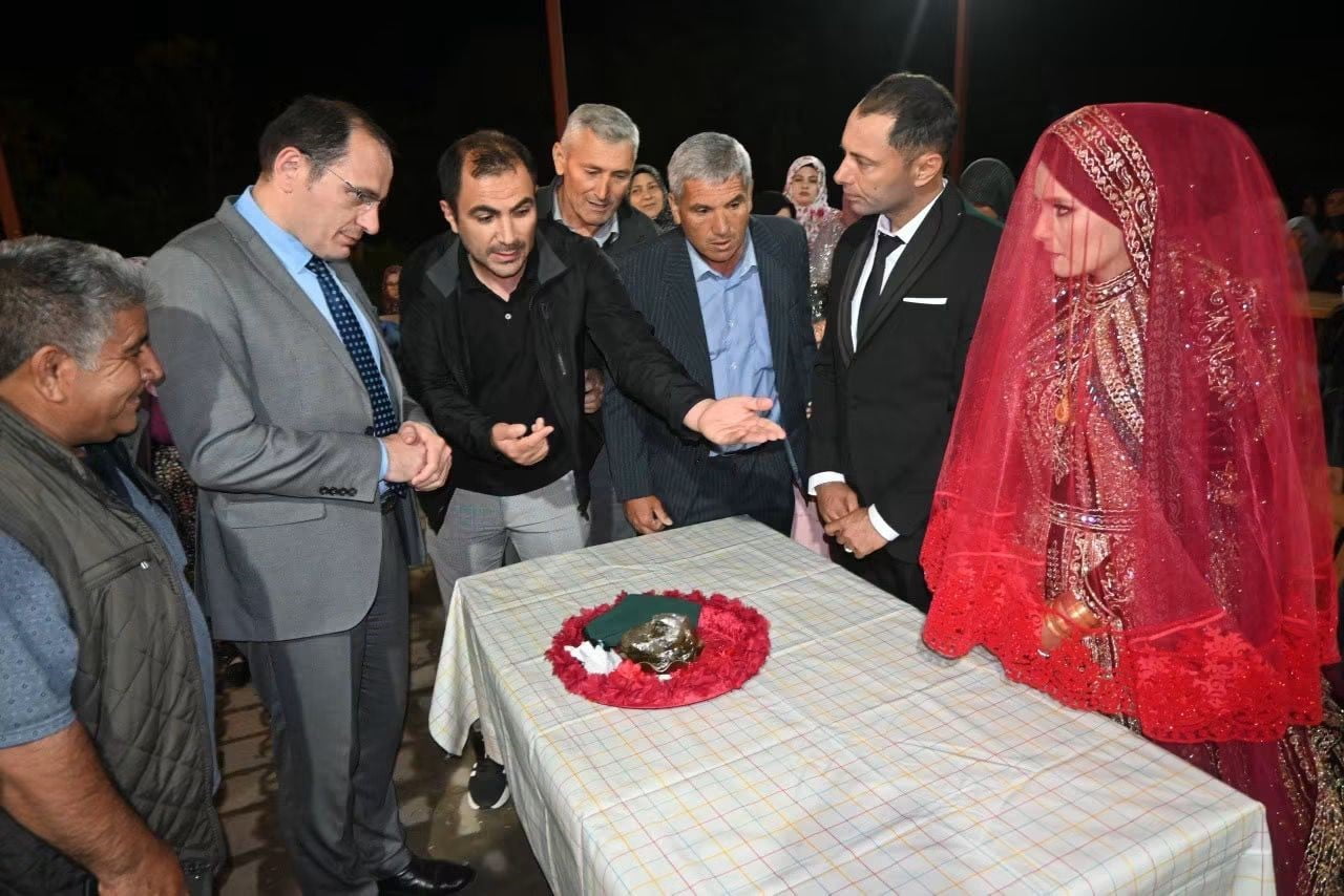 AFYONKARAHİSAR’IN ÇAY İLÇESİNDE DÜZENLENEN DÜĞÜN MERASİMİ, RENKLİ VE SAMİMİ ANLARA SAHNE OLDU. ÇAY...
