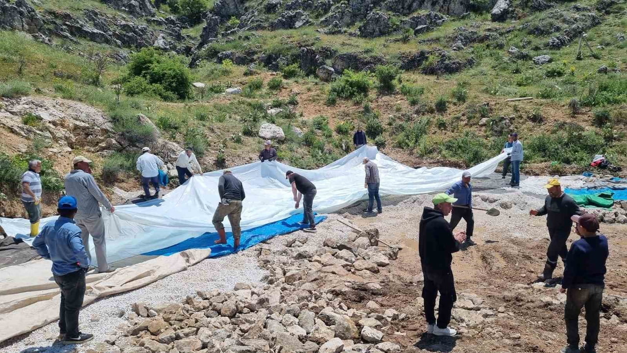 AFYONKARAHİSAR’IN DİNAR İLÇESİNE BAĞLI KINIK KÖYÜ’NDE, DAĞDAN GELEN İÇME SUYU HATTININ KORUNMASI...