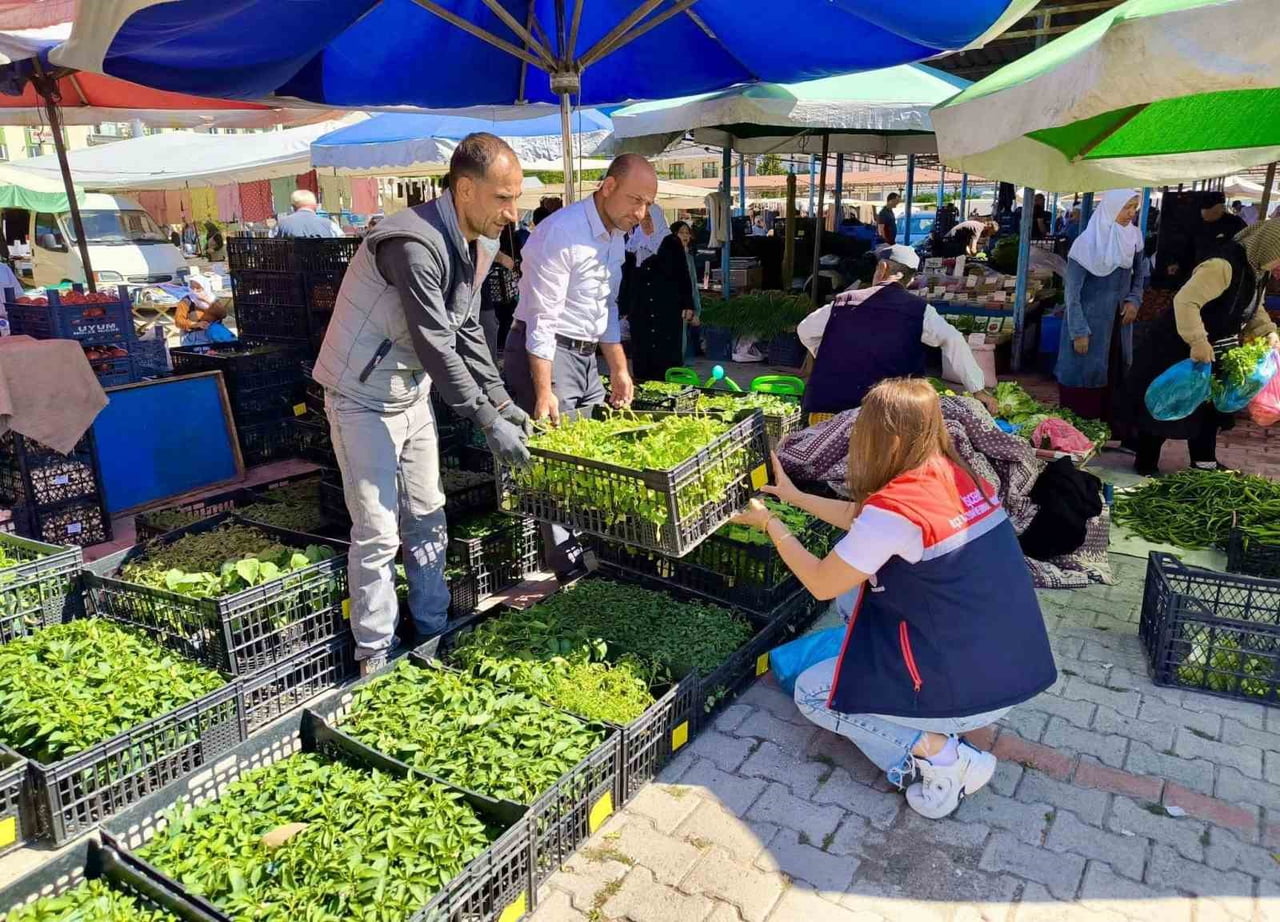 AFYONKARAHİSAR’IN İSCEHİSAR İLÇESİNDE KURULAN SEMT PAZARLARINDA SATIŞA SUNULAN TOHUM VE FİDELER...