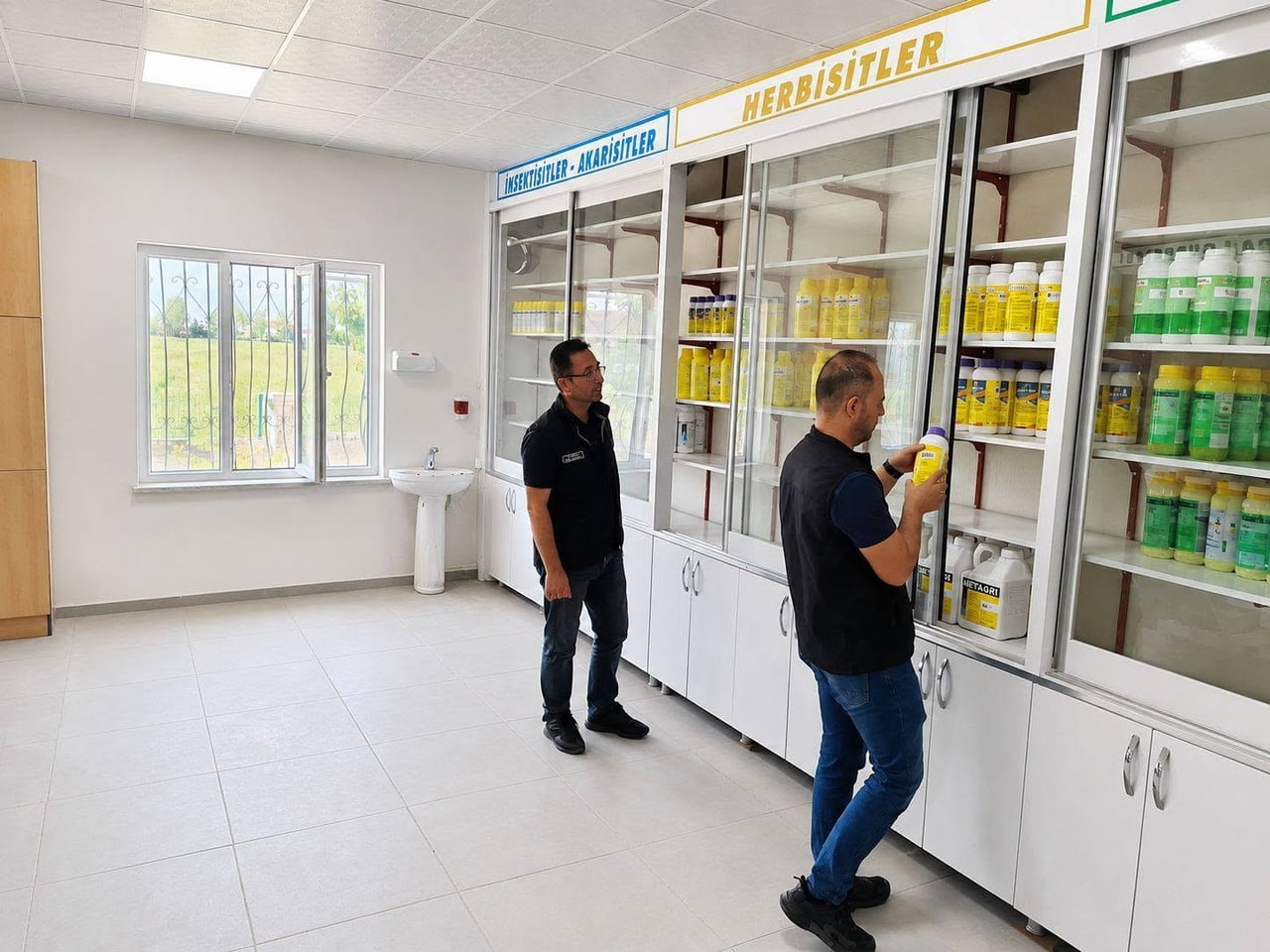 AFYONKARAHİSAR’IN ŞUHUT İLÇESİNDE FAALİYET GÖSTEREN İLAÇ VE GÜBRE BAYİLERİNE YÖNELİK DENETİM...