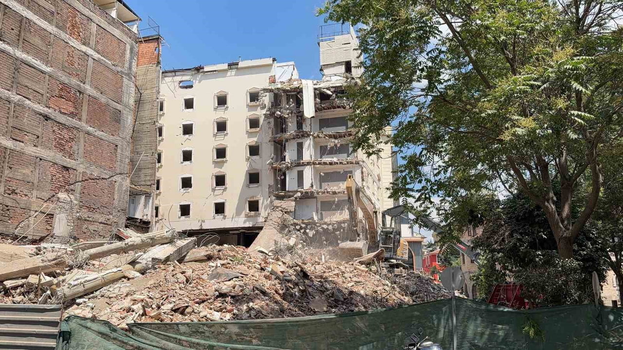 AFYONKARAHİSAR KENT MERKEZİNDE ESKİ BİR OTELİN YIKIMI SIRASINDA KORKU DOLU ANLAR YAŞANDI.