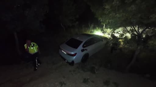 Ağaçlık alana uçan otomobilin acil çağrı sistemi ekipleri harekete geçirdi