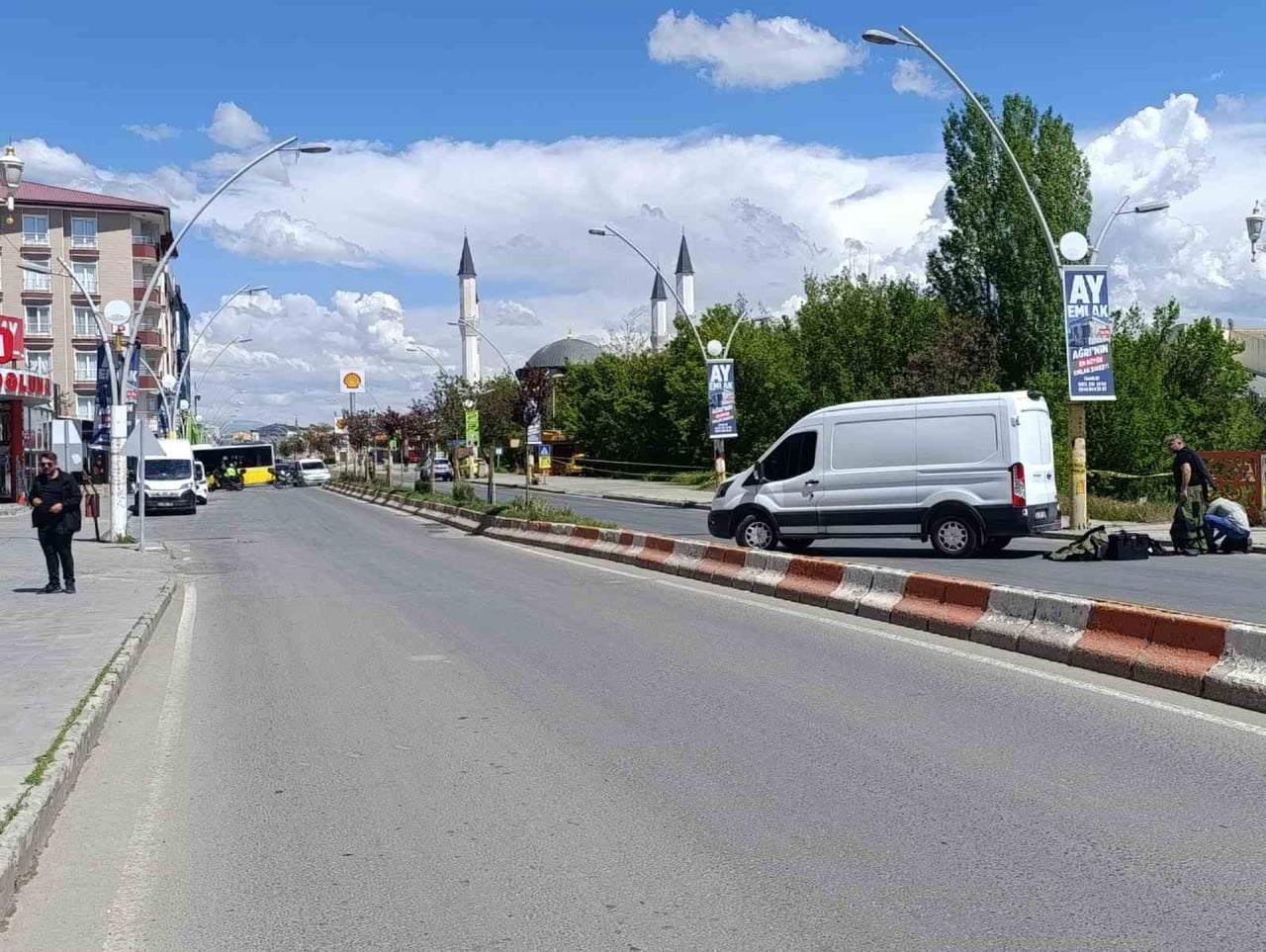 AĞRI'DA ADLİYE EK HİZMET BİNASI YAKININDA BULUNAN ŞÜPHELİ SIRT ÇANTASI, BOMBA İMHA UZMANLARINCA...