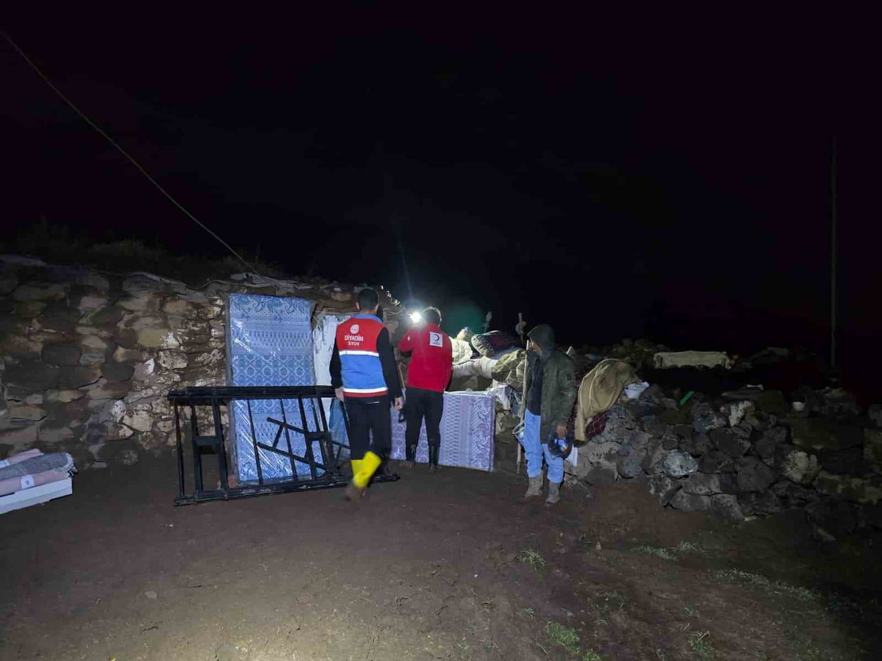 AĞRI'NIN DİYADİN İLÇESİNDE SELDEN ETKİLENEN AİLELERE, DİYADİN SYDV İLE TÜRK KIZILAY DİYADİN ŞUBESİ...