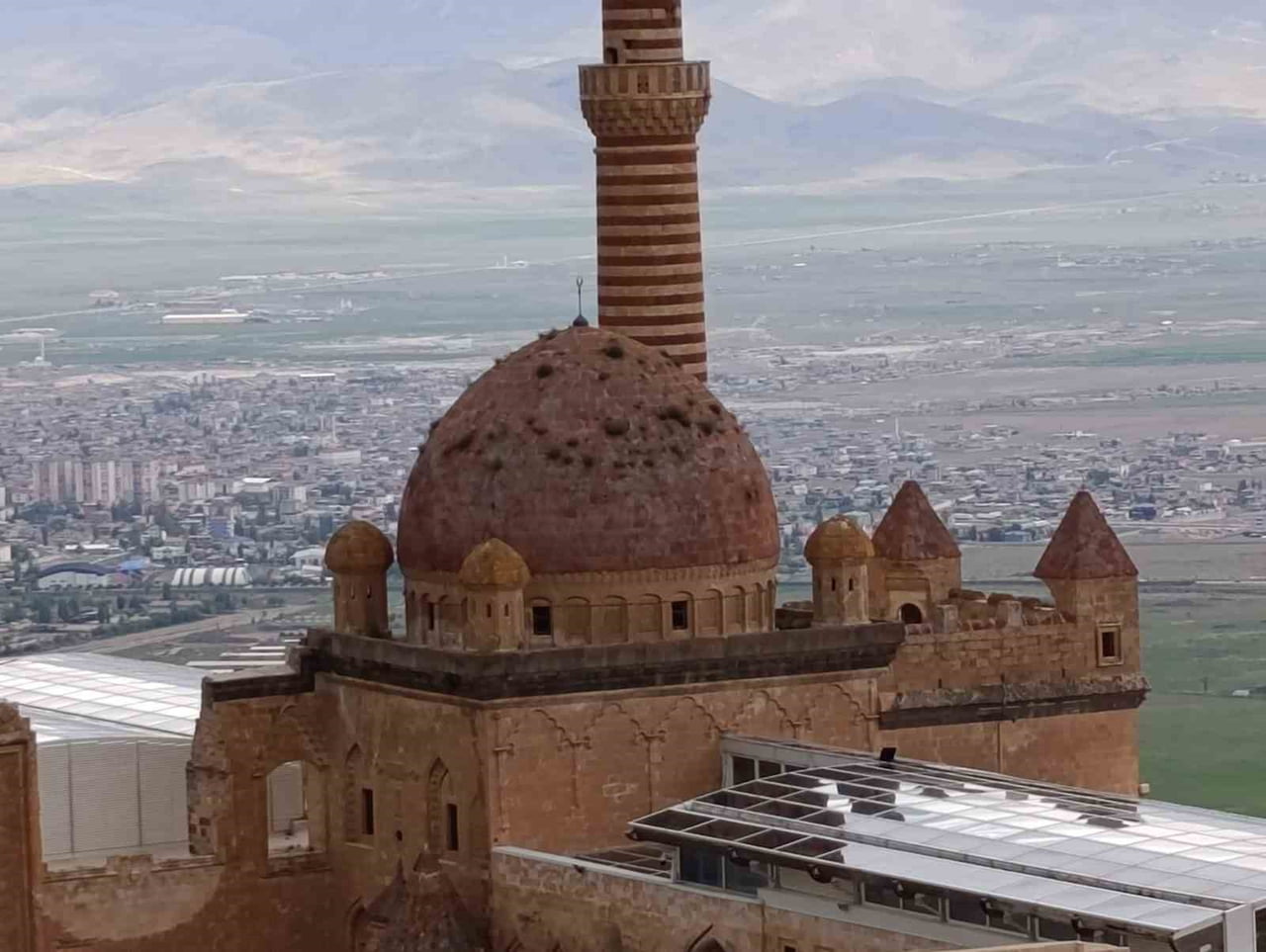 AĞRI'NIN DOĞUBAYAZIT İLÇESİNDE BULUNAN VE OSMANLI MİMARİSİNİN EN ÖNEMLİ ESERLERİNDEN BİRİ OLARAK...