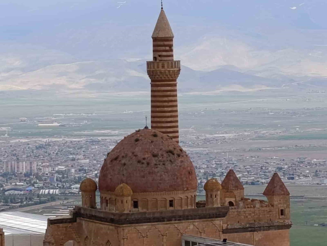 AĞRI'NIN DOĞUBAYAZIT İLÇESİNDE BULUNAN VE OSMANLI MİMARİSİNİN EN ÖNEMLİ ESERLERİNDEN BİRİ OLARAK...