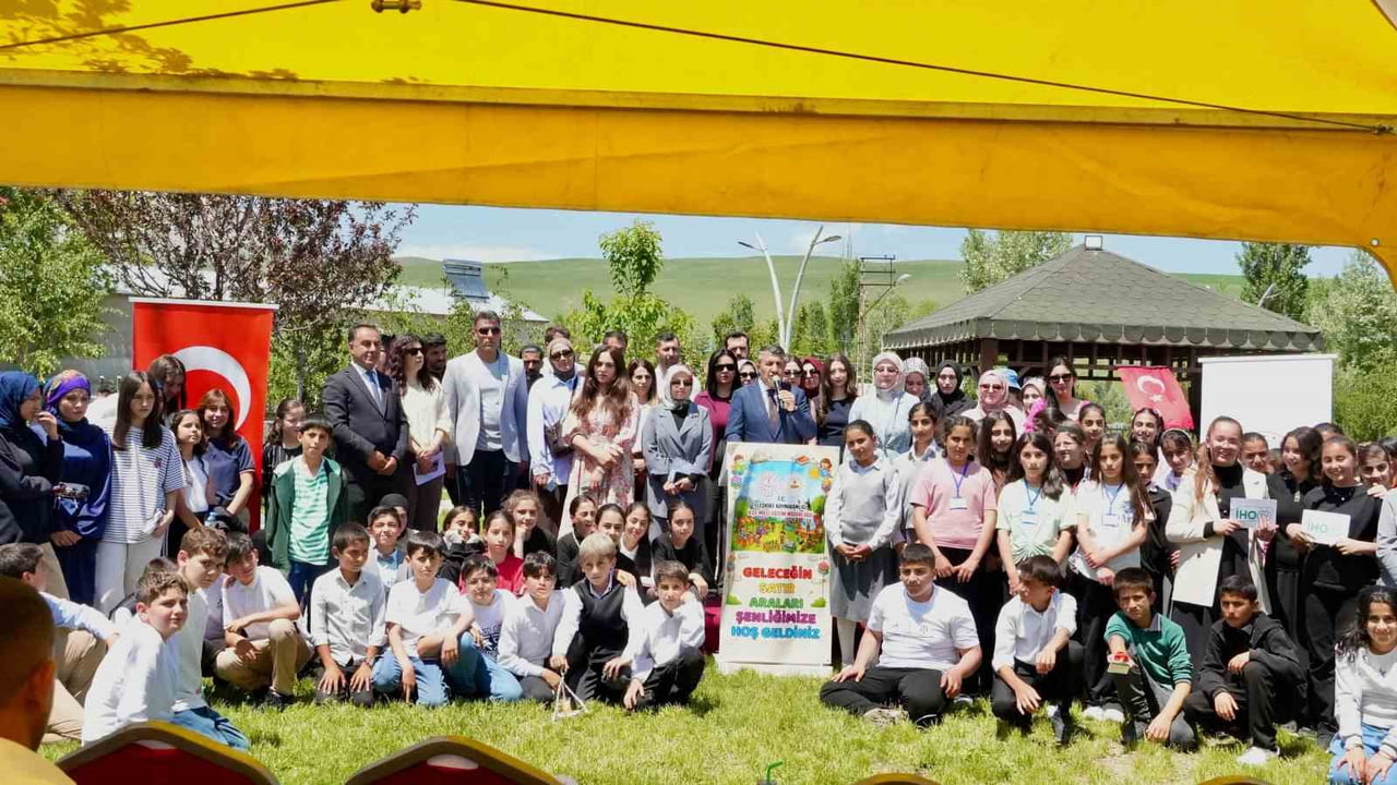 AĞRI'NIN ELEŞKİRT İLÇESİNDE DÜZENLENEN KİTAP ŞENLİĞİ'NDE ÖĞRENCİLER, OKUDUKLARI KİTAPLARI...