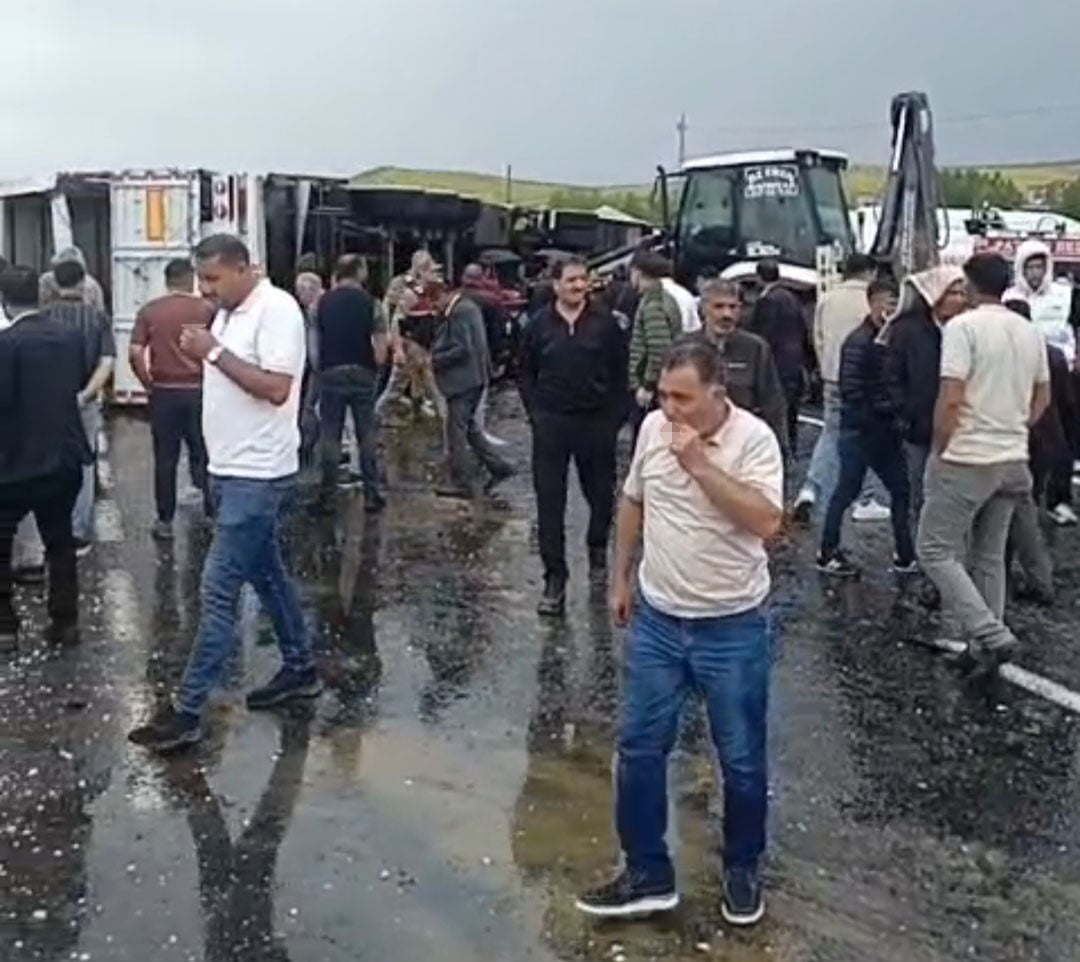 AĞRI'NIN PATNOS İLÇESİNDE TIR, OTOMOBİL VE MOTOSİKLETİN KARIŞTIĞI ZİNCİRLEME TRAFİK KAZASINDA 1...