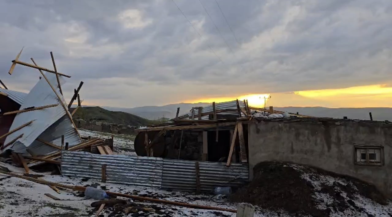 AĞRI’DA DOLU VE ŞİDDETLİ RÜZGAR BİR EVİN ÇATISINI UÇURDU