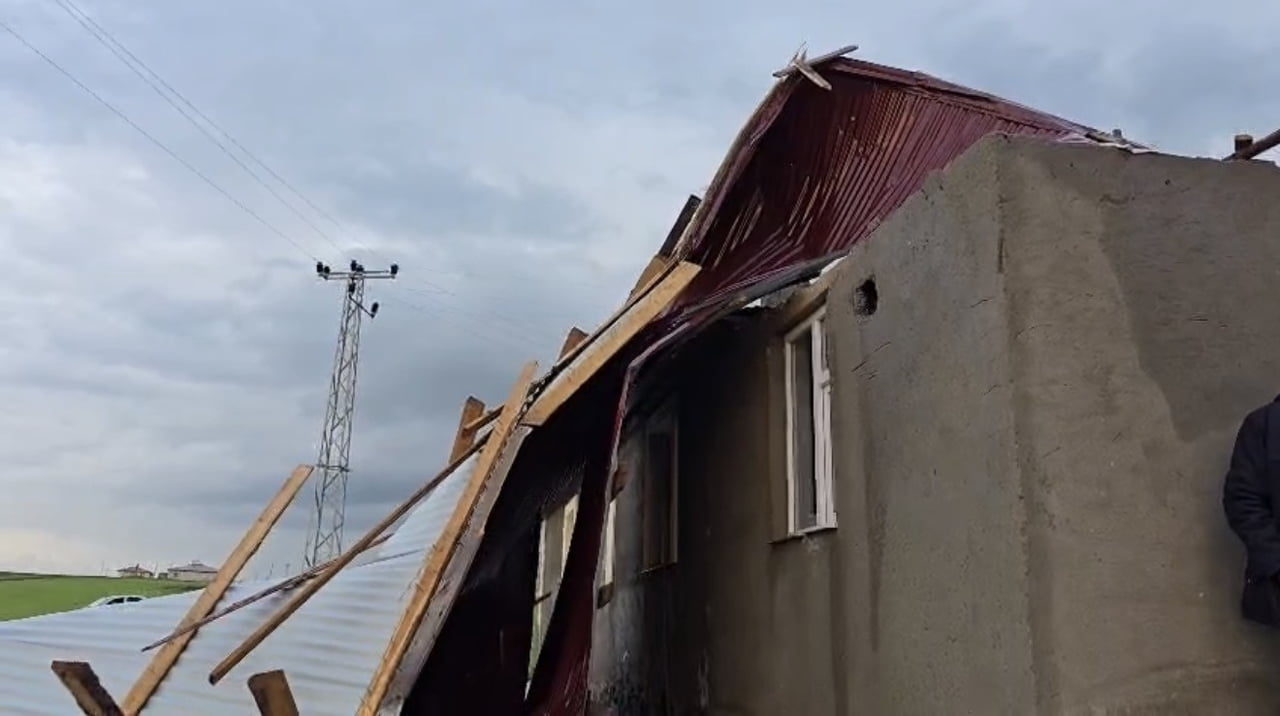AĞRI’DA DOLU VE ŞİDDETLİ RÜZGAR BİR EVİN ÇATISINI UÇURDU