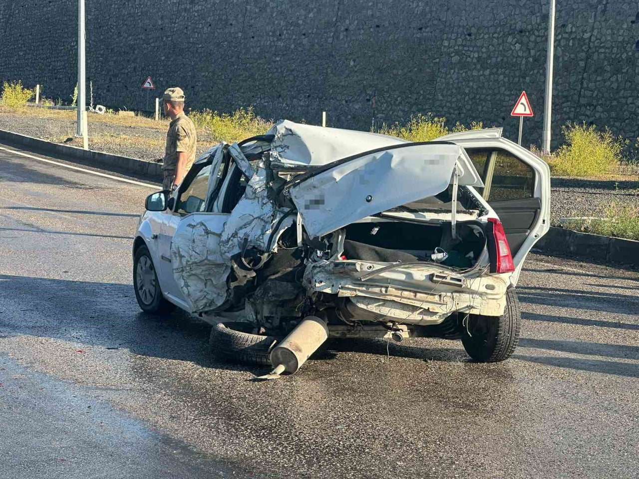 AĞRI-HAMUR KAVŞAĞINDA MEYDANA GELEN TRAFİK KAZASINDA, KIRMIZI IŞIKTA BEKLEYEN OTOMOBİLE FRENİ...
