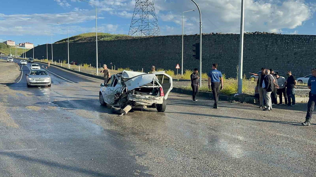 AĞRI-HAMUR KAVŞAĞINDA MEYDANA GELEN TRAFİK KAZASINDA, KIRMIZI IŞIKTA BEKLEYEN OTOMOBİLE FRENİ...