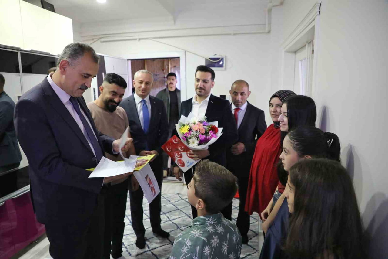 AĞRI VALİSİ ÖNDER BOZKURT, İL MİLLİ EĞİTİM MÜDÜRÜ HASAN KÖKREK İLE BİRLİKTE EVDE EĞİTİM...