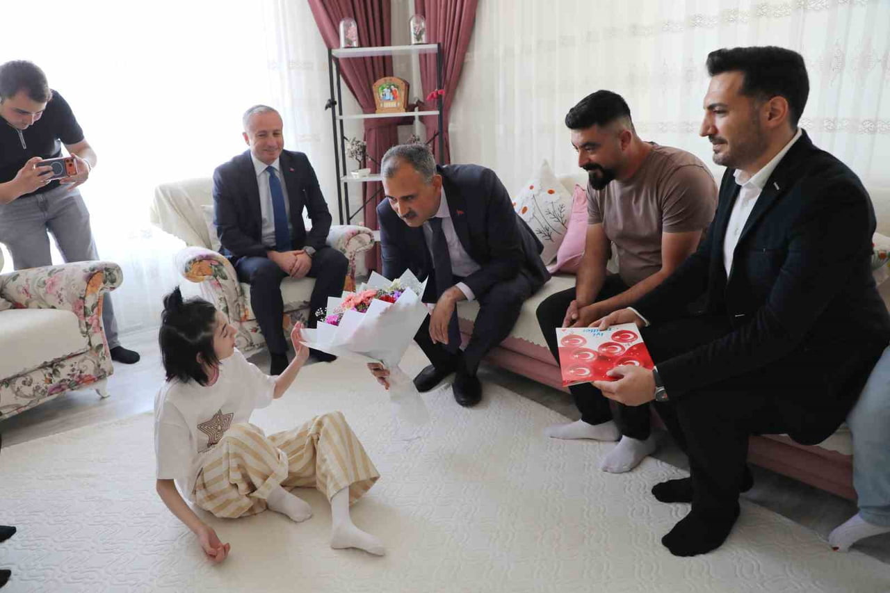 AĞRI VALİSİ ÖNDER BOZKURT, İL MİLLİ EĞİTİM MÜDÜRÜ HASAN KÖKREK İLE BİRLİKTE EVDE EĞİTİM...