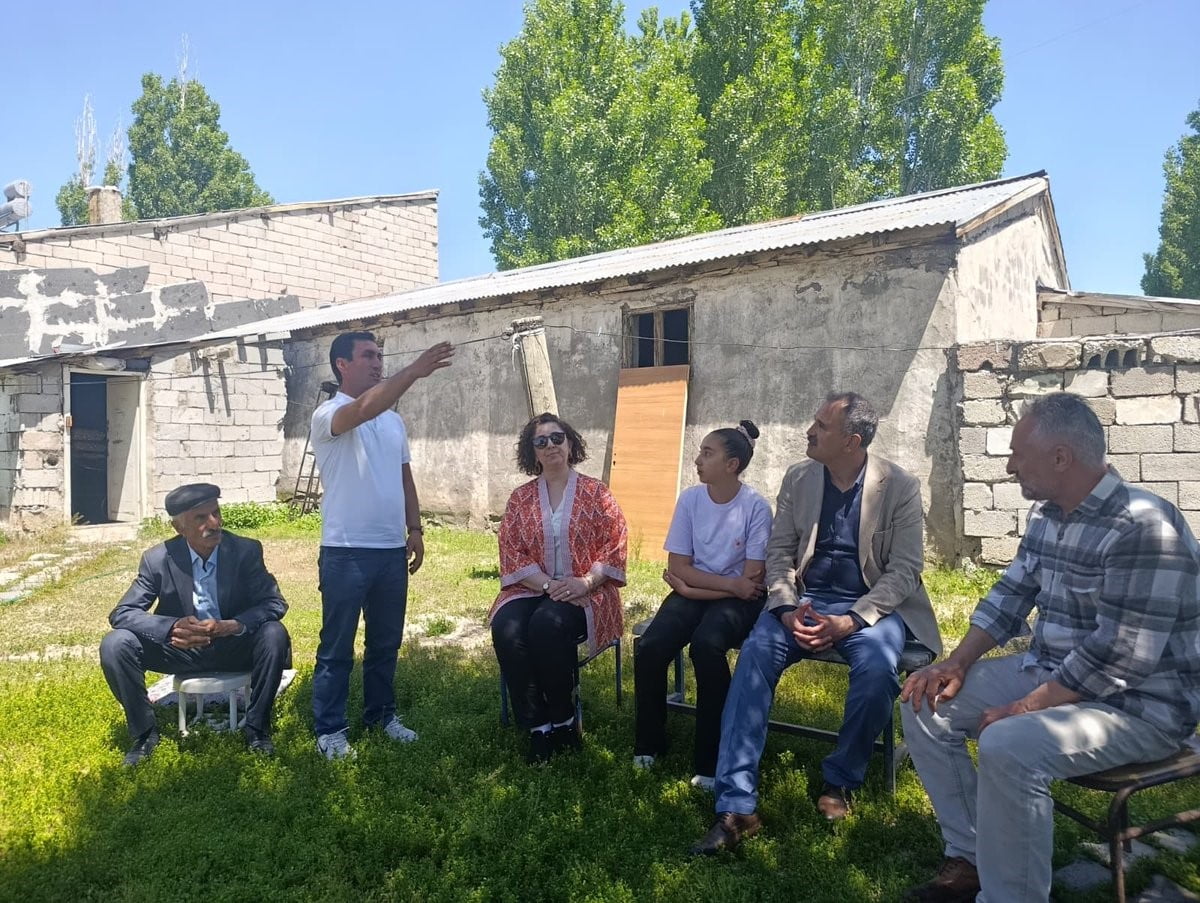 AĞRI VALİSİ ÖNDER BOZKURT, MEHMET AKİF ERSOY MAHALLESİ'NDE MEYDANA GELEN YANGINDA EVİ ZARAR GÖREN...
