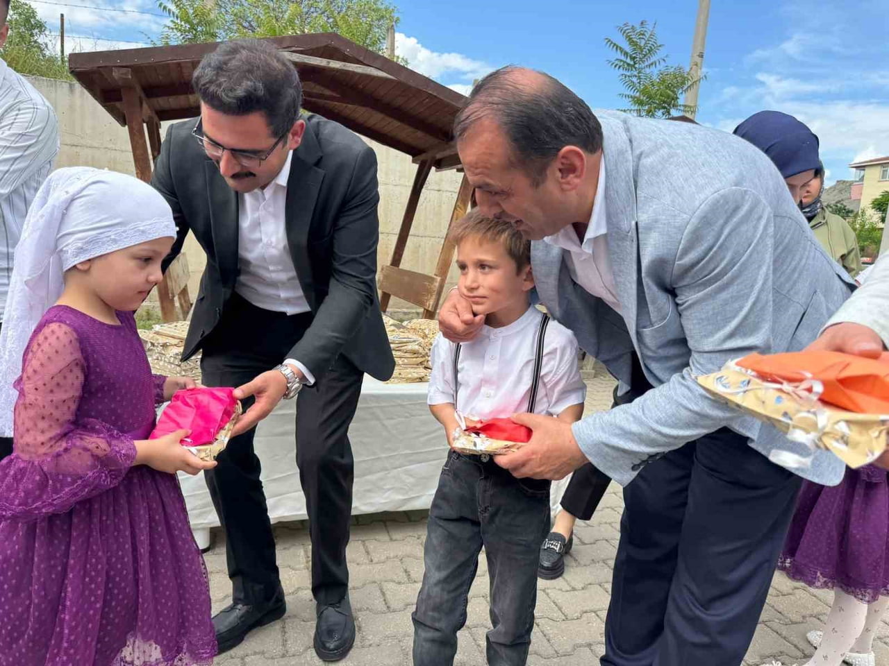 AHANÖNÜ KAYMAKAMI EMRE OKTAY, HANÖNÜ BELEDİYE BAŞKANI METİN YAMALI, ÖĞRENCİLERE HEDİYELER...
