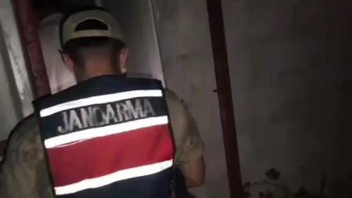 Ahırda saman içinde saklı 2 kilo 422 gram uyuşturucu ele geçirildi