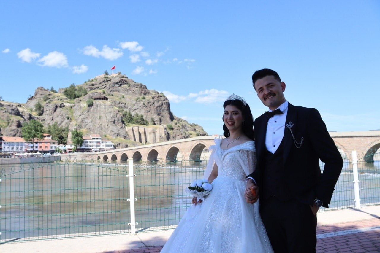 AHMET VE SEMA ÇAKAL ÇİFTİ, DÜĞÜN ÖNCESİ DIŞ ÇEKİM FOTOĞRAFLARINI İLÇENİN TARİHİ VE DOĞAL...