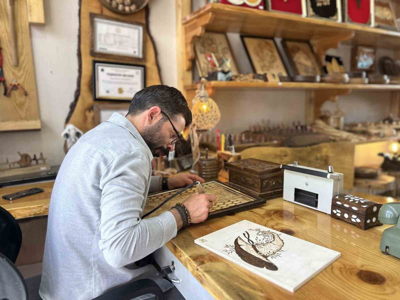 AHŞAP YAKMA SANATI EĞİTMENİ HAMZA ÇÖLGEÇEN