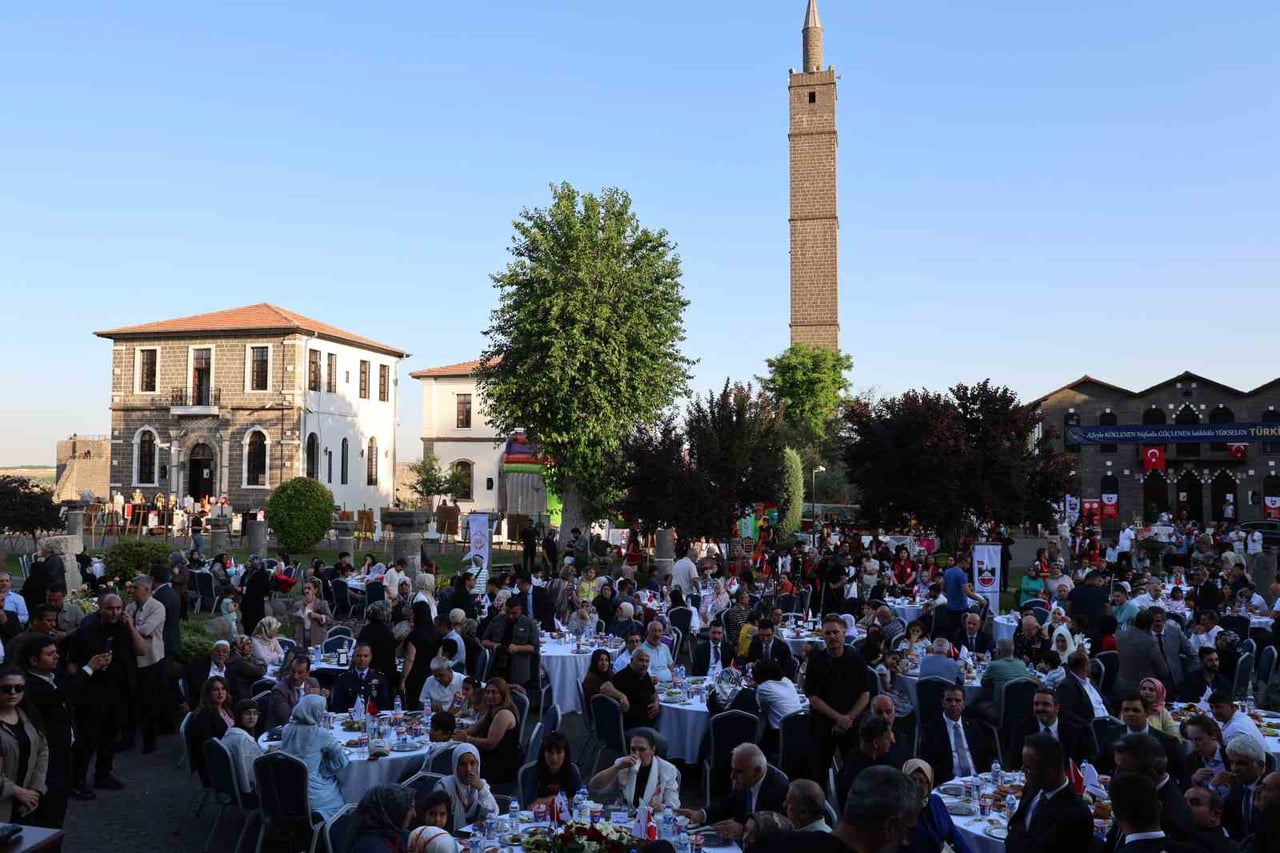 AİLE VE SOSYAL HİZMETLER BAKANI MAHİNUR ÖZDEMİR GÖKTAŞ, KENTTEKİ TEMASLARI KAPSAMINDA MERKEZ SUR...