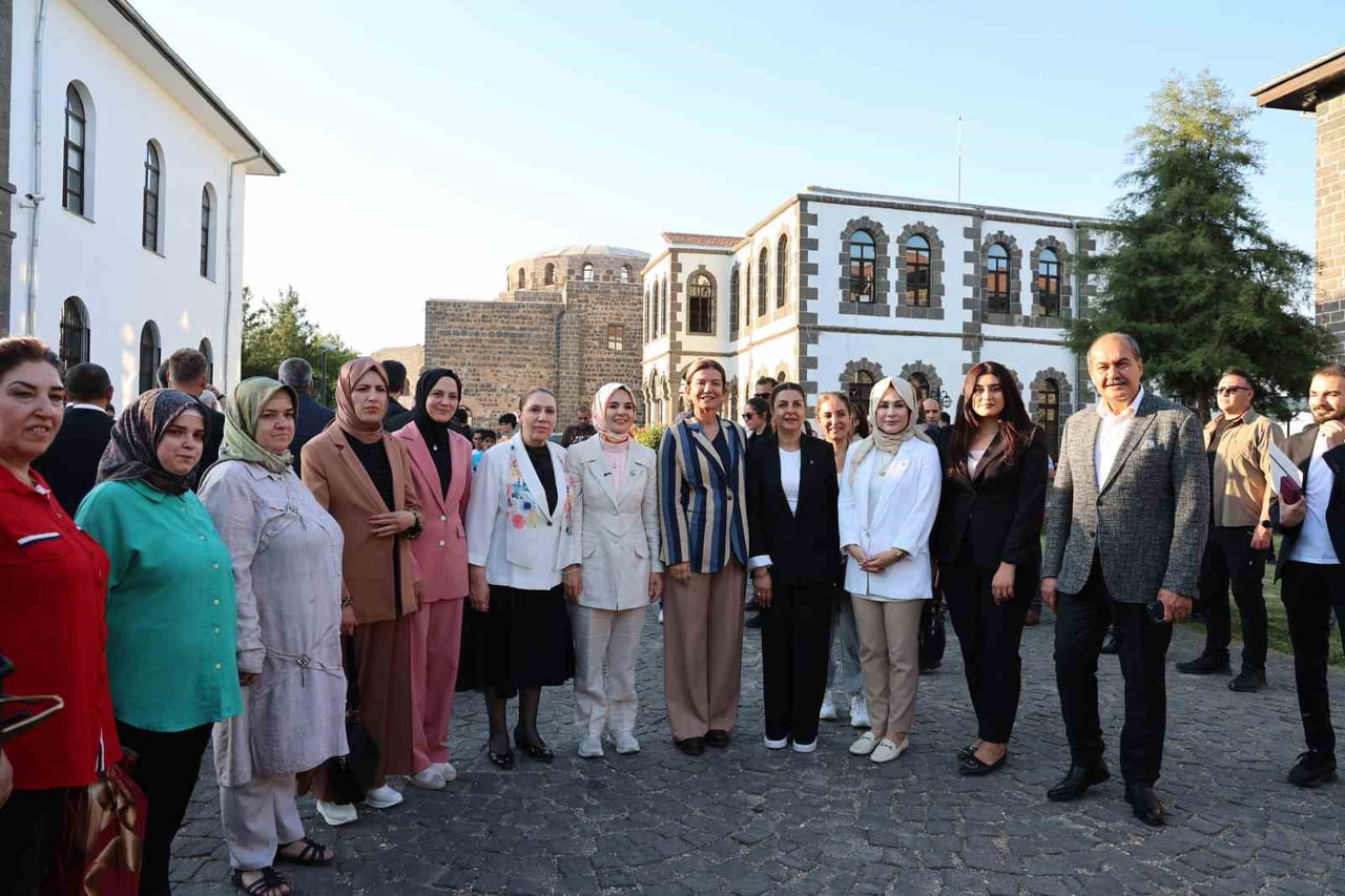 AİLE VE SOSYAL HİZMETLER BAKANI MAHİNUR ÖZDEMİR GÖKTAŞ, KENTTEKİ TEMASLARI KAPSAMINDA MERKEZ SUR...
