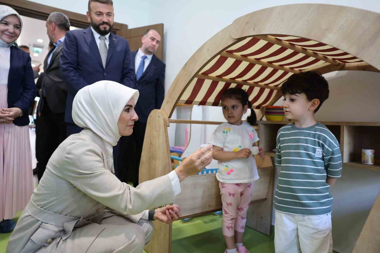 AİLE VE SOSYAL HİZMETLER BAKANI MAHİNUR ÖZDEMİR GÖKTAŞ, KREŞTE ÇOCUKLARLA BİR ARAYA GELDİ