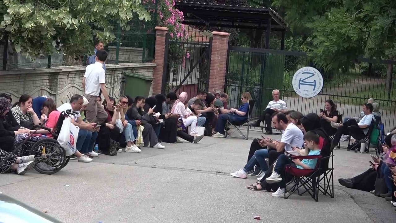 AİLELER ÇOCUKLARINI YALNIZ BIRAKMAYARAK OKUL BAHÇELERİ VE ÇEVRESİNDE HEYECANLA BEKLEYİŞE...