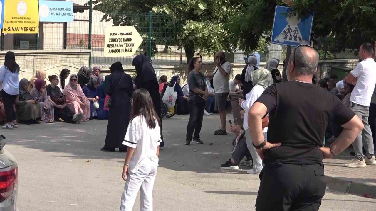 AİLELER ÇOCUKLARINI YALNIZ BIRAKMAYARAK OKUL BAHÇELERİ VE ÇEVRESİNDE HEYECANLA BEKLEYİŞE...