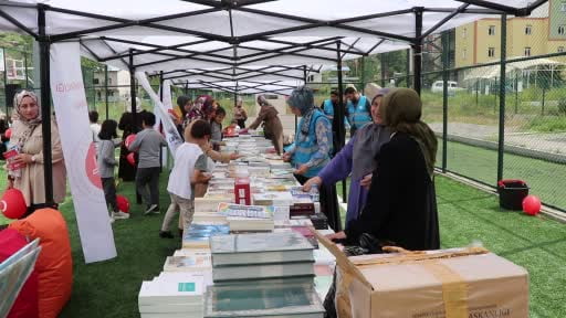 Aileleri birlikte kitap okudular