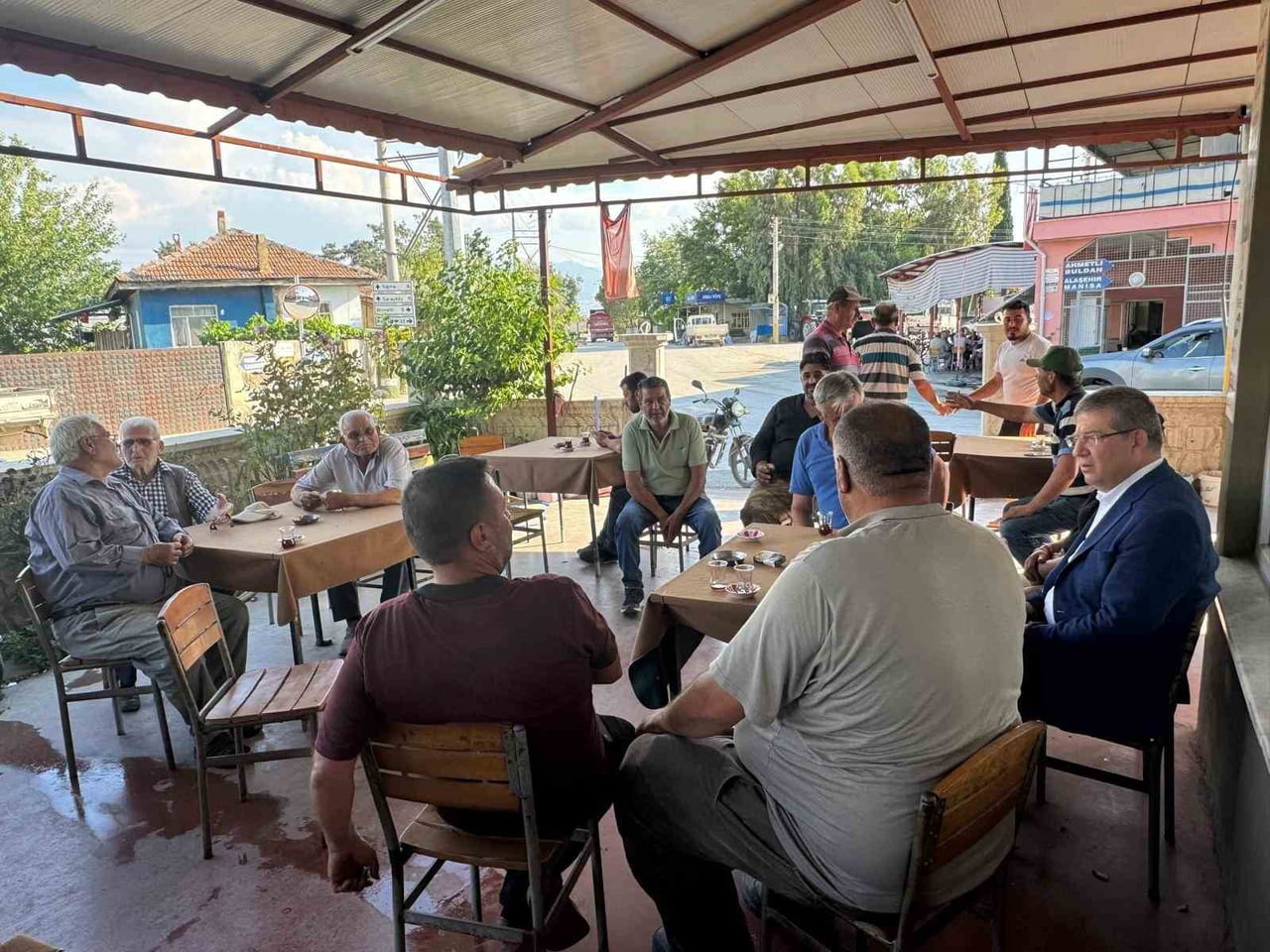AK PARTİ DENİZLİ İL BAŞKANI MUHAMMET SUBAŞIOĞLU, SARAYKÖY İLÇESİNDE ÇİFTÇİLERİN BUĞDAY HASADINA...