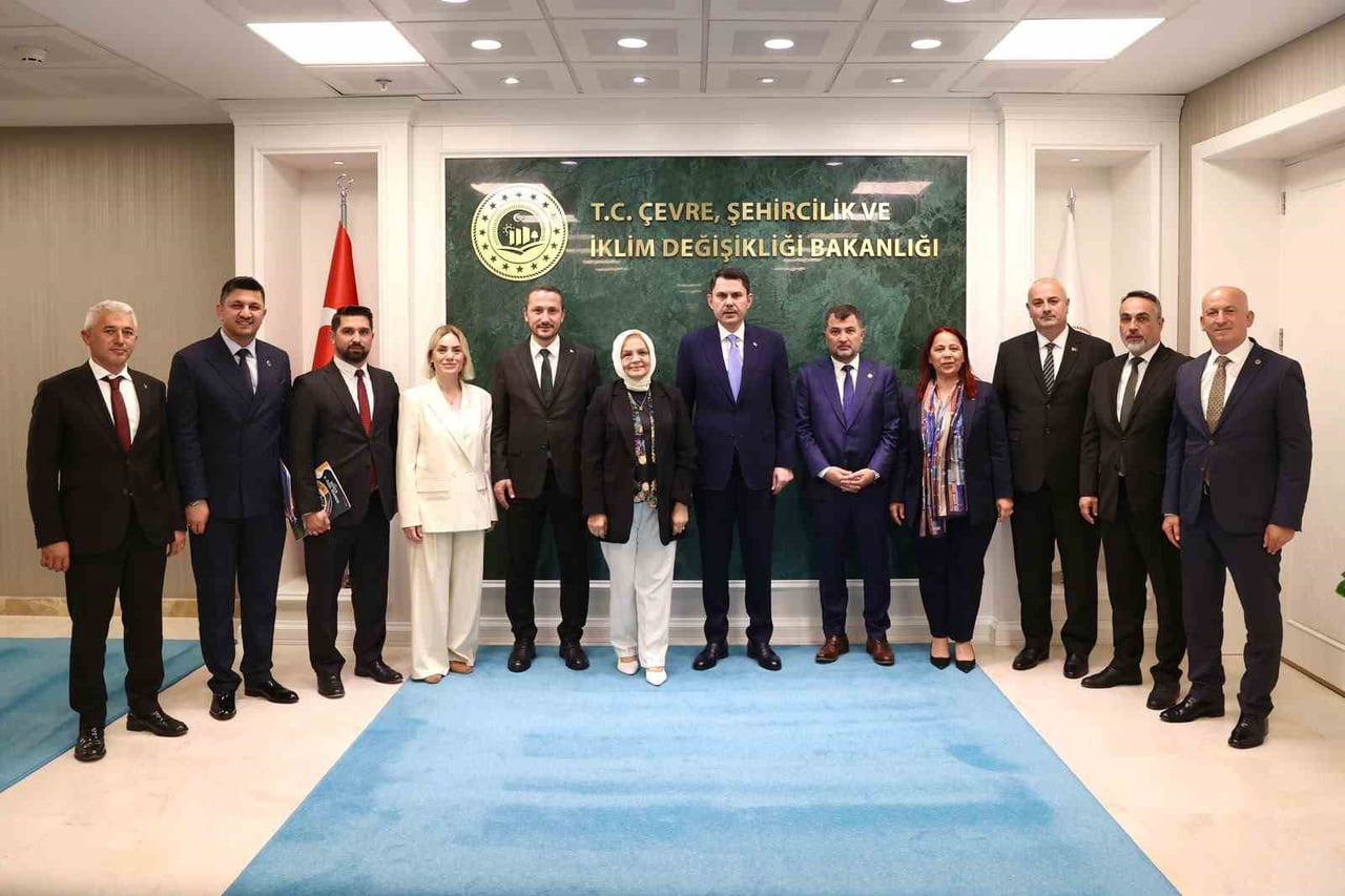 AK PARTİ DÜZCE HEYETİ, ÇEVRE, ŞEHİRCİLİK VE İKLİM DEĞİŞİKLİĞİ BAKANI MURAT KURUM'LA BİR ARAYA...