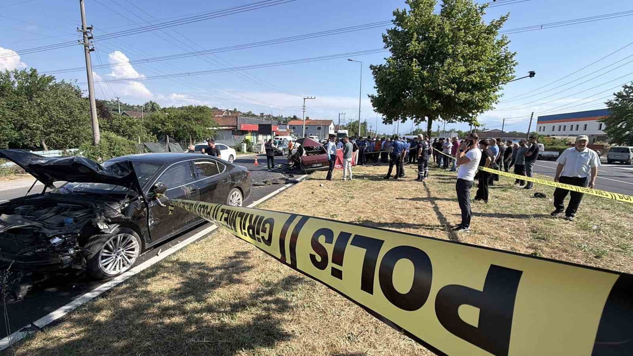 AK PARTİ DÜZCE MİLLETVEKİLİ ERCAN ÖZTÜRK’ÜN İÇERİSİNDE BULUNDUĞU OTOMOBİL AKÇAKOCA YOLUNDA BİR...