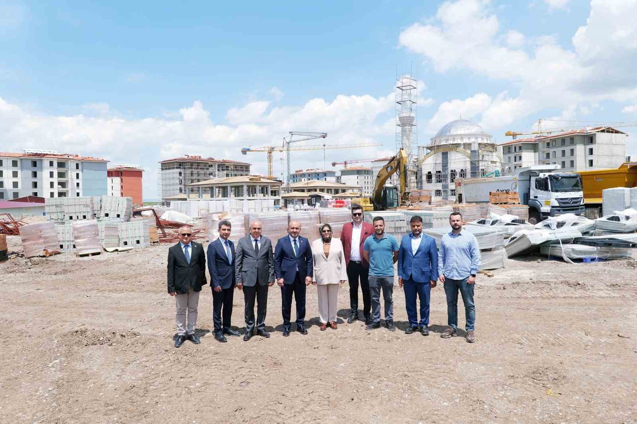 AK PARTİ ESKİŞEHİR İL BAŞKANI GÜRHAN ALBAYRAK, MİLLETVEKİLİ PROF. DR. AYŞEN GÜRCAN İLE BİRLİKTE...