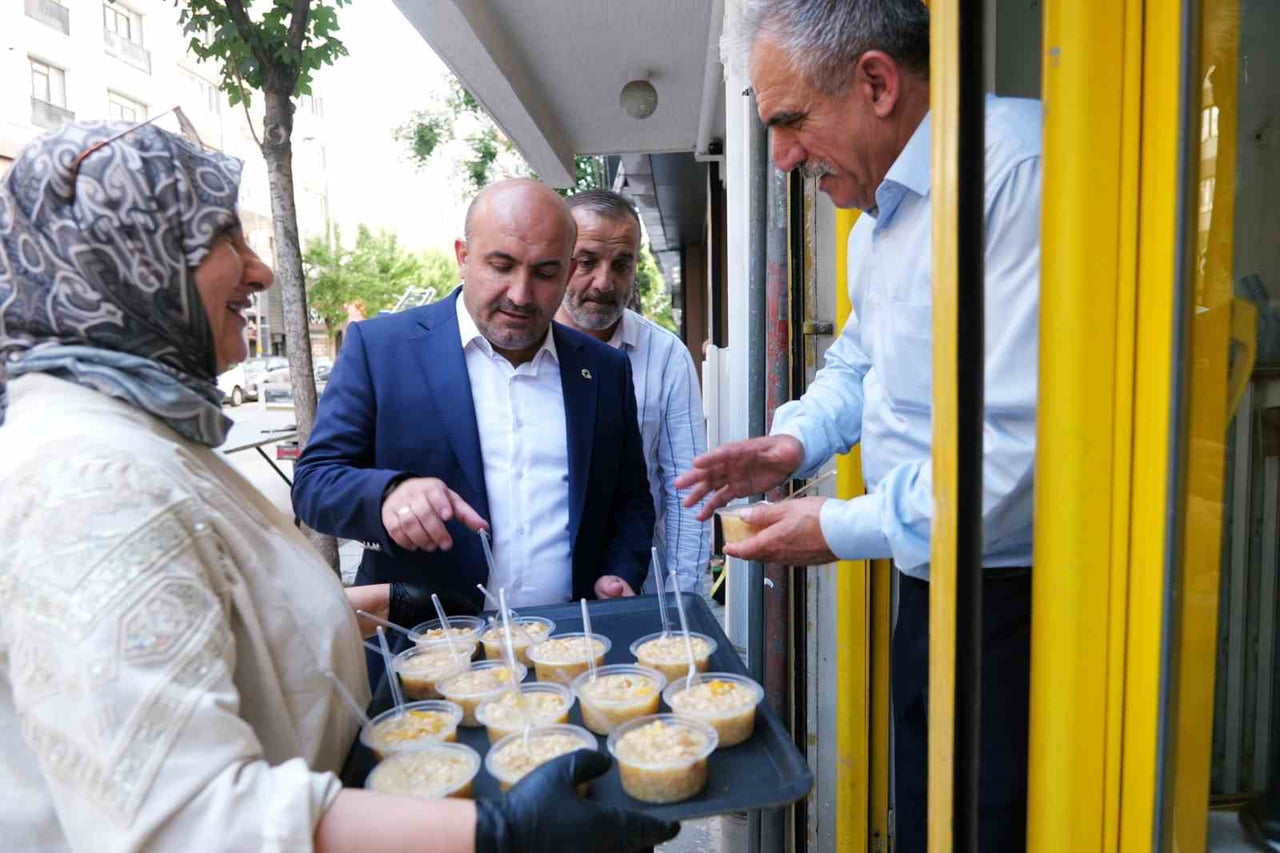 AK PARTİ ESKİŞEHİR İL BAŞKANI GÜRHAN ALBAYRAK, TEPEBAŞI İLÇE BAŞKANI SERHAT TUNÇ İLE BİRLİKTE...