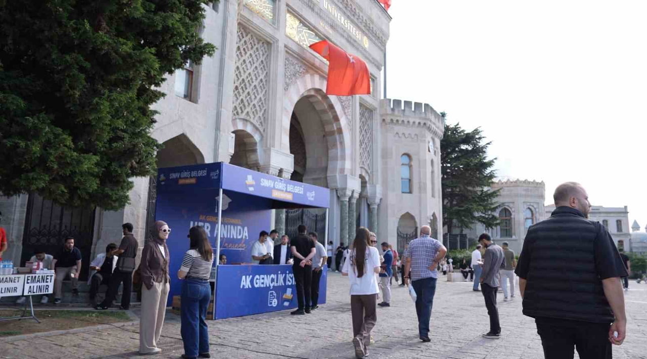 AK PARTİ İSTANBUL İL GENÇLİK KOLLARI, YÜKSEKÖĞRETİM KURUMLARI SINAVI (YKS) SABAHINDA İSTANBUL'UN...