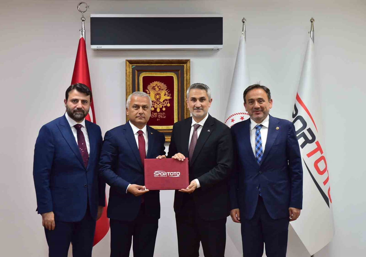 AK PARTİ KARABÜK MİLLETVEKİLLERİ CEM ŞAHİN VE ALİ KESKİNKILIÇ, KELTEPE KAYAK MERKEZİ'NE KAYAK...