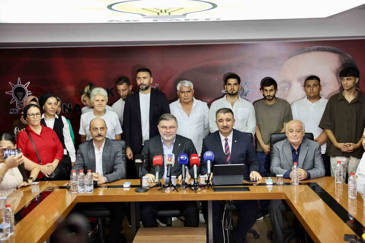 AK PARTİ KONAK İLÇE BAŞKANLIĞI TARAFINDAN PARTİYE YENİ KATILIMLAR DOLAYISIYLA BİR TÖREN...