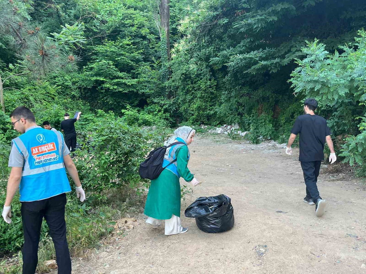 AK PARTİ OSMANGAZİ İLÇE GENÇLİK KOLLARI, ÇEVRE HAFTASI KAPSAMINDA DOĞAYA DİKKAT ÇEKMEK VE ÇEVRE...