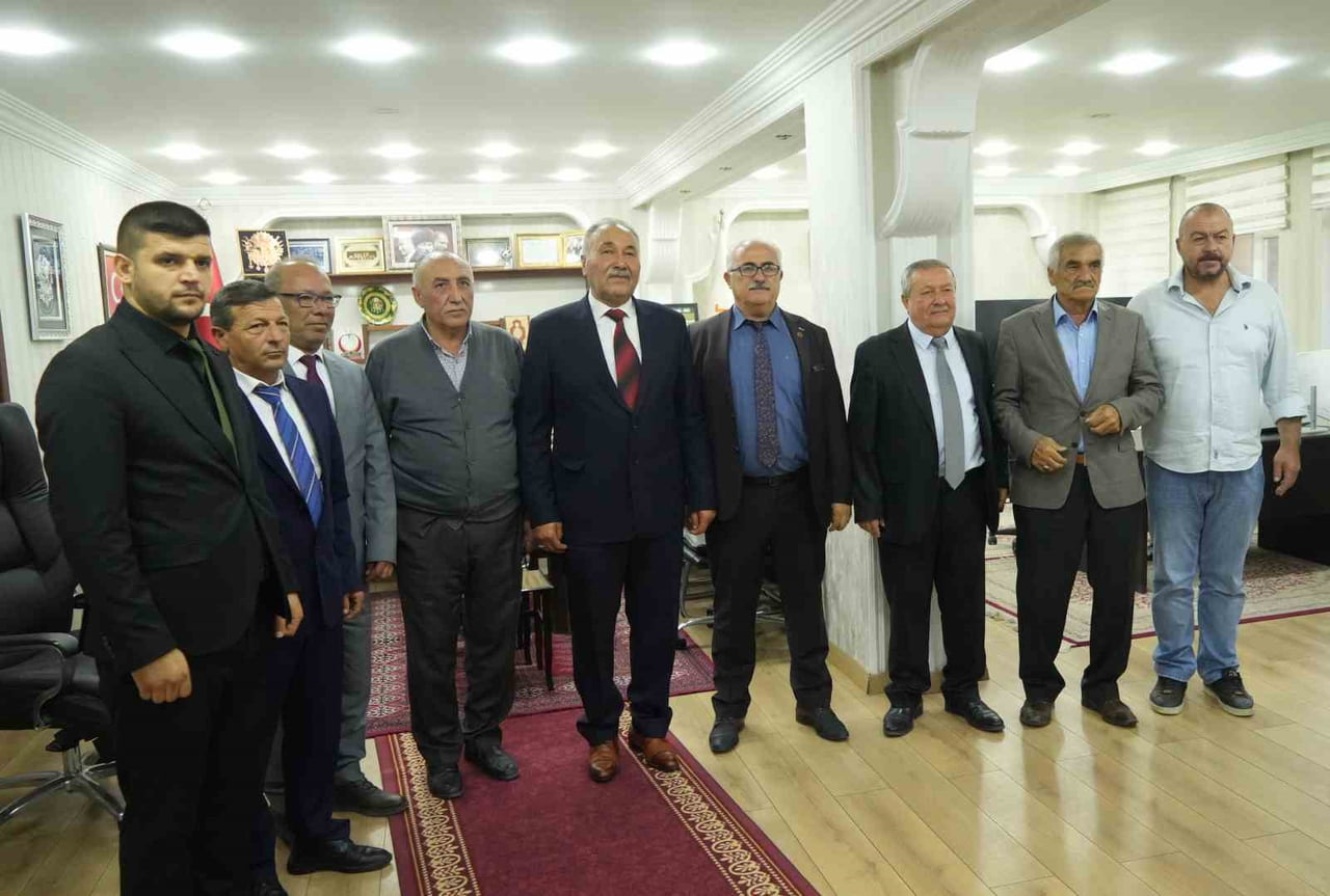 AK PARTİLİ GÜRSEL DEMİREL (SOLDAN 4'ÜNCÜ) BELEDİYE BAŞKANVEKİLİ SEÇİLDİ