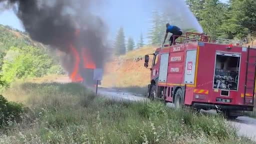 Akaryakıt tankeri alev topuna döndü: Yangın ormana sıçramadan söndürüldü