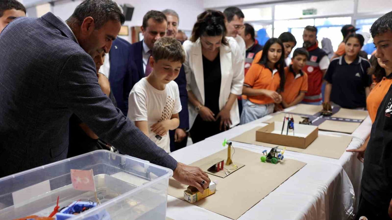 AKÇADAĞ BELEDİYESİ'NİN DESTEĞİYLE YENİLENEN OKUL SIRALARI ÖĞRENCİLERE TESLİM EDİLDİ