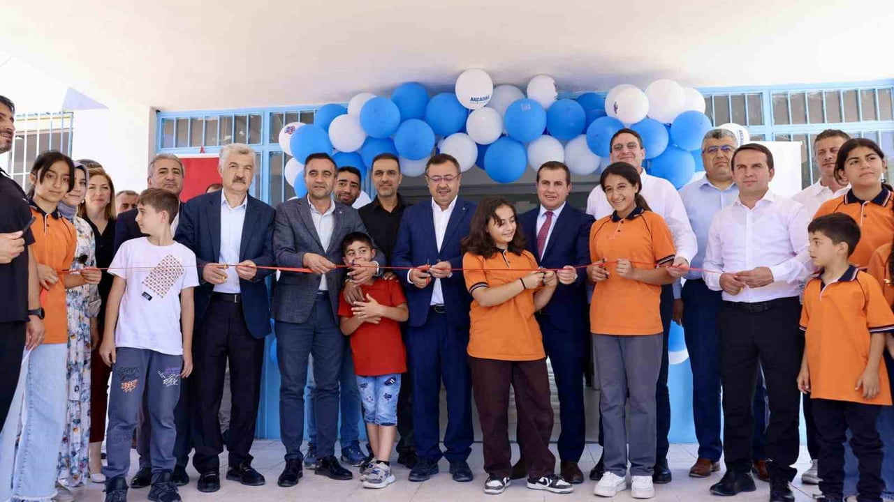 AKÇADAĞ BELEDİYESİ'NİN DESTEĞİYLE YENİLENEN OKUL SIRALARI ÖĞRENCİLERE TESLİM EDİLDİ