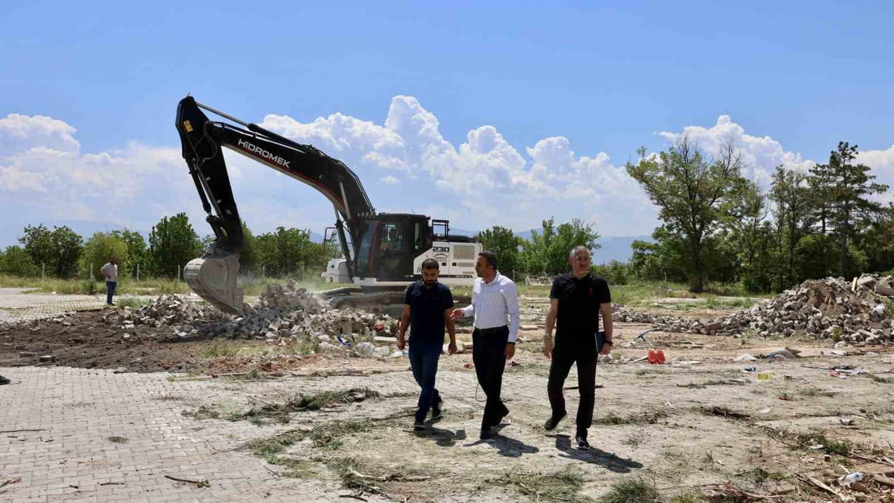 AKÇADAĞ BELEDİYESİ'NİN YENİ HİZMET BİNASINDA ÇALIŞMALAR SÜRÜYOR