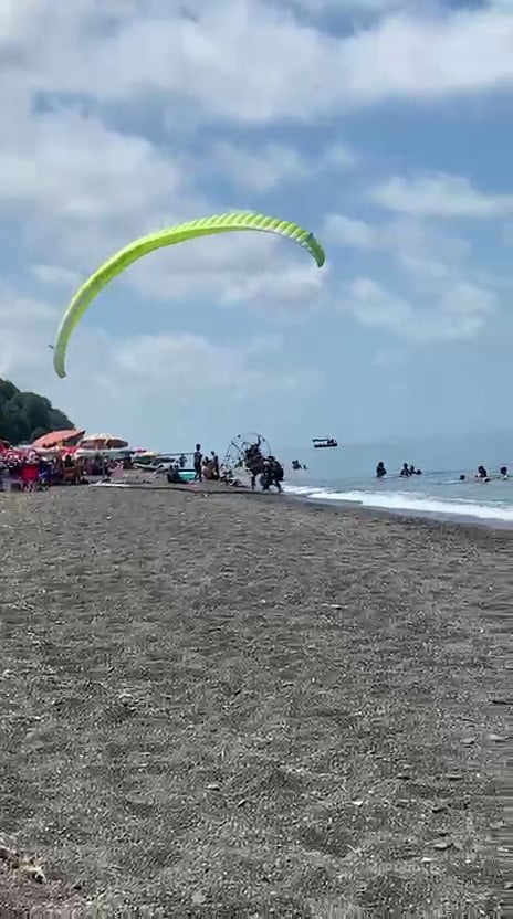 AKÇAKOCA İLÇESİNDEKİ PLAJDA KALKIŞ YAPMAYA ÇALIŞAN MOTORLU YAMAÇ PARAŞÜTÜNÜN VATANDAŞLARIN ARASINA...