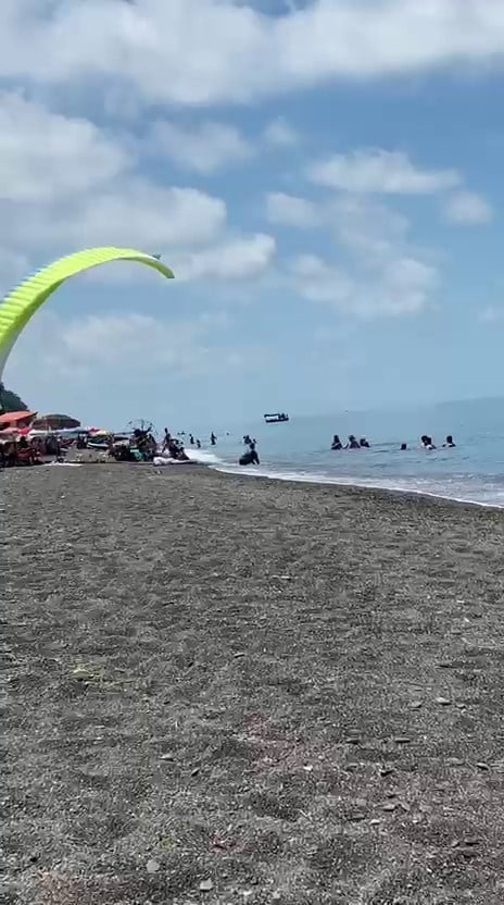AKÇAKOCA İLÇESİNDEKİ PLAJDA KALKIŞ YAPMAYA ÇALIŞAN MOTORLU YAMAÇ PARAŞÜTÜNÜN VATANDAŞLARIN ARASINA...