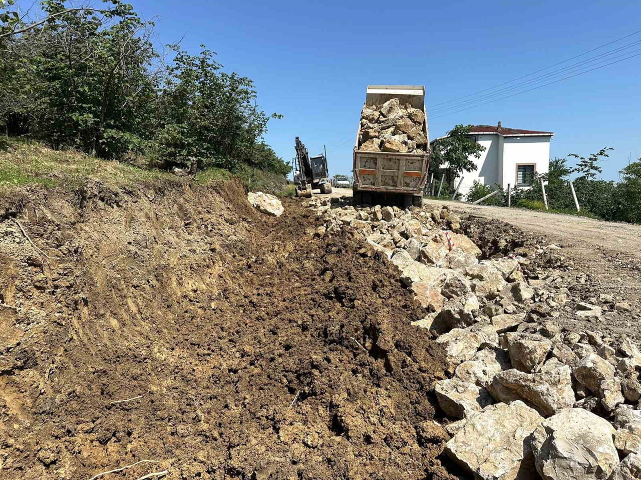 AKÇAKOCA’YA BAĞLI BEYÖREN KÖYÜ YOLUNDA MEYDANA GELEN HEYELANIN ARDINDAN BAŞLATILAN TAŞ TAHKİMATI...